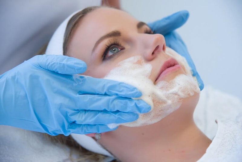 afbeelding/foto van een behandeling van acne