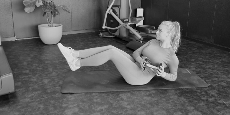Afbeelding vrouw die krachtoefening doet in de Blush Gym