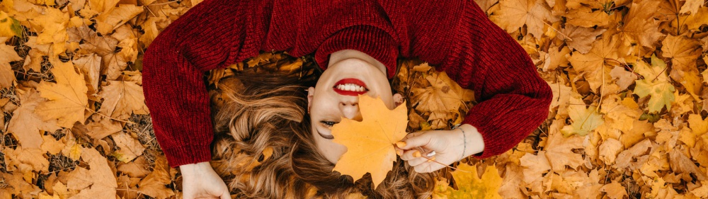 foto van model liggend op herfst bladeren